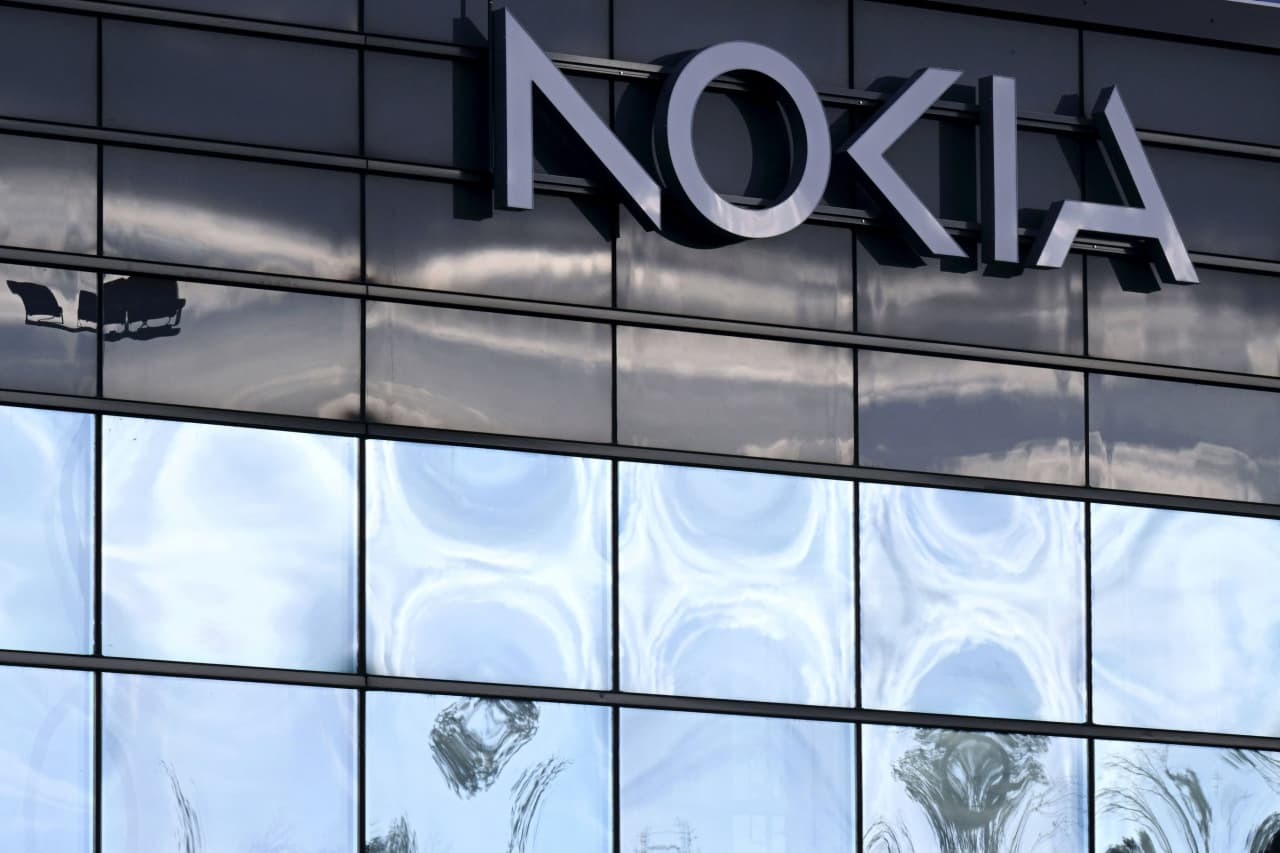 Nokia shares slump after sales miss, cautious commentary
