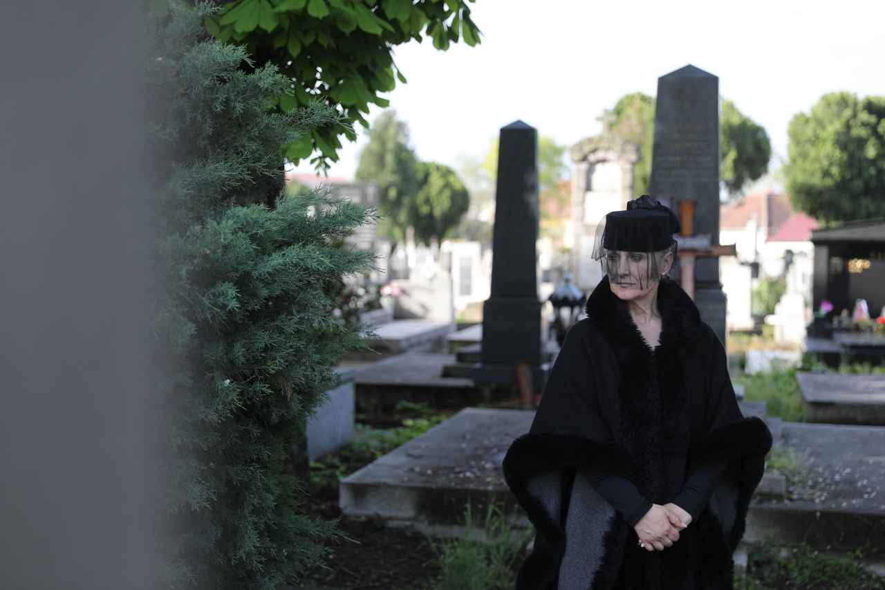 When my friend was on her deathbed, her parents took $25,000 in cash and won’t give it to her son. Do we tell him?