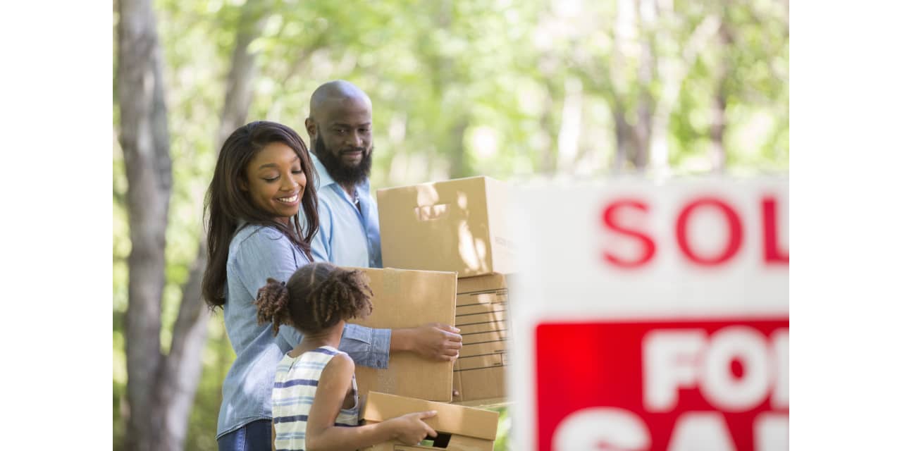 Mortgage demand inches up as some buyers dip their toes in - Vimarsana News