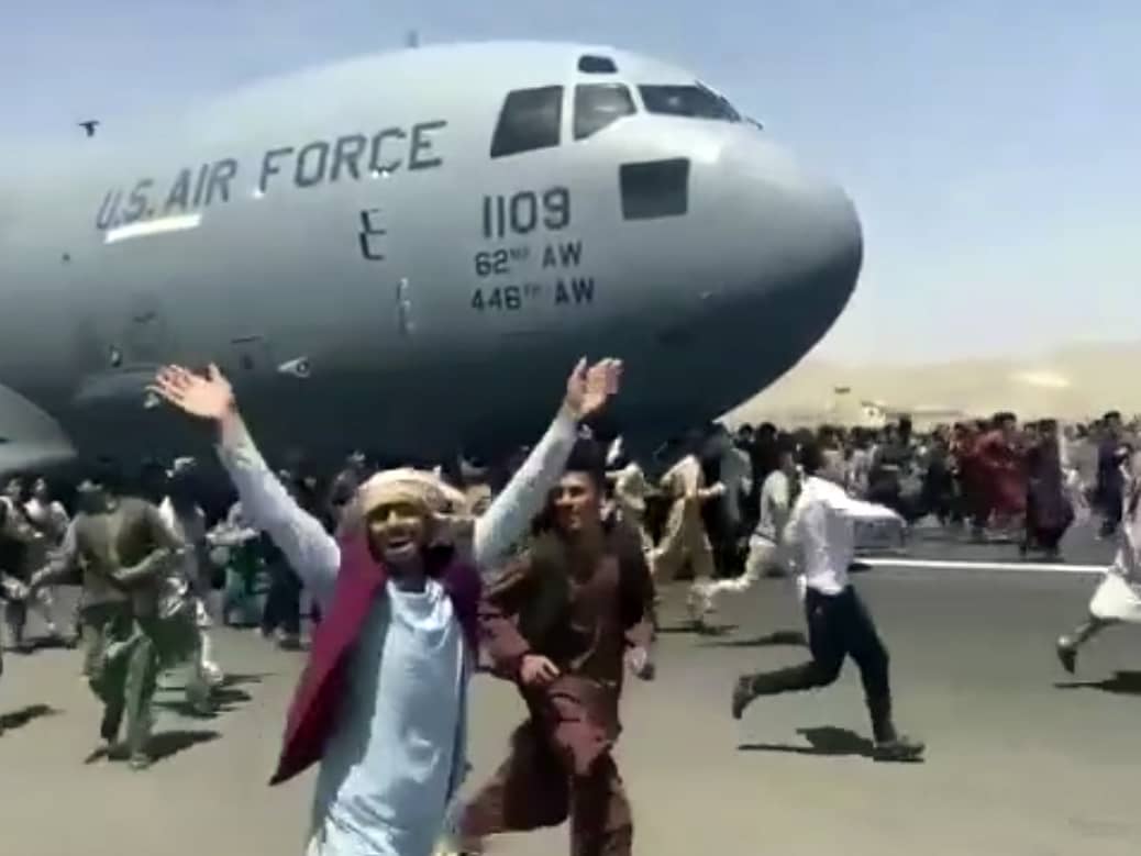 U.S. Officials Say 7 People Died During Kabul Airport Evacuation Chaos ...