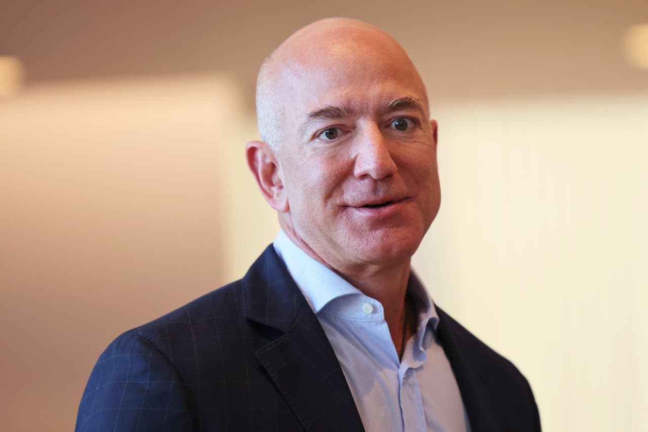 Jeff Bezos just sold $2 billion in Amazon stock. That doesn’t mean you should sell too.