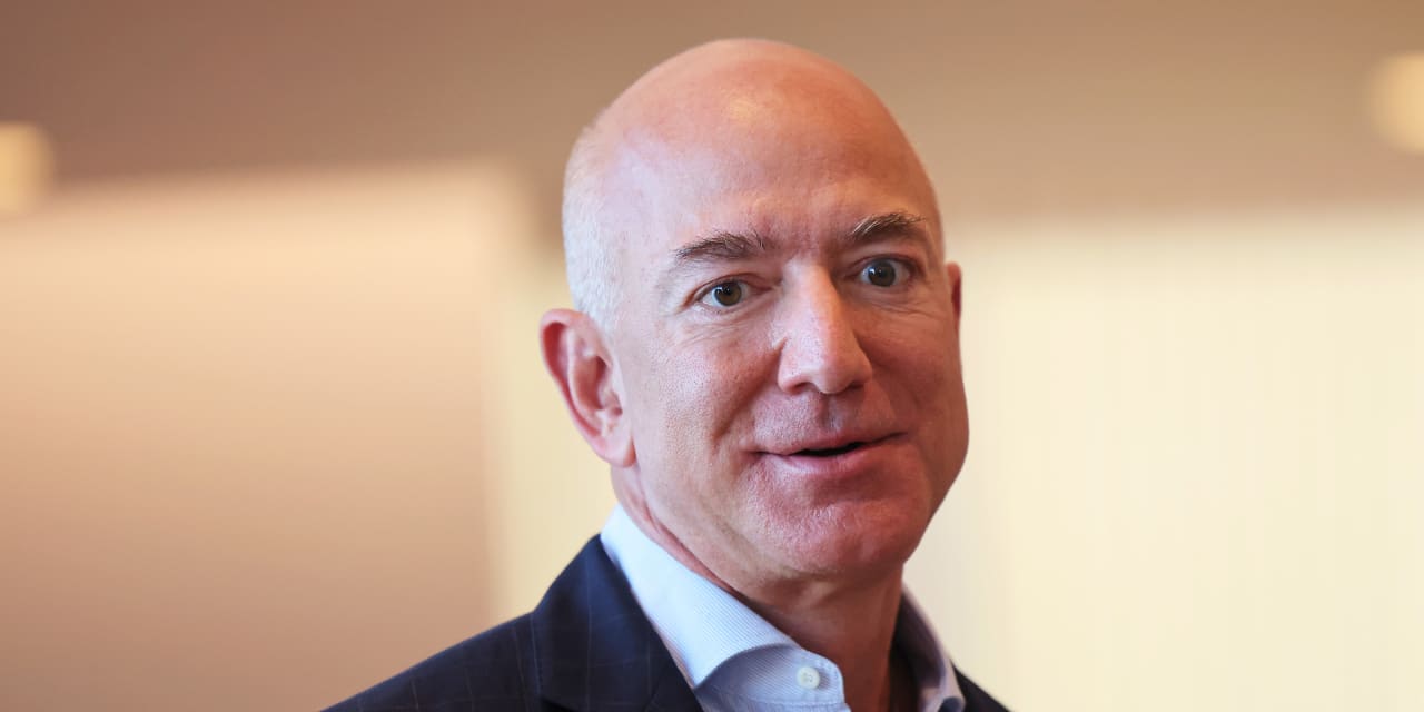 Bezos acabou de vender bilhões de dólares em ações da Amazon.  Isso também não significa que você deva vender.