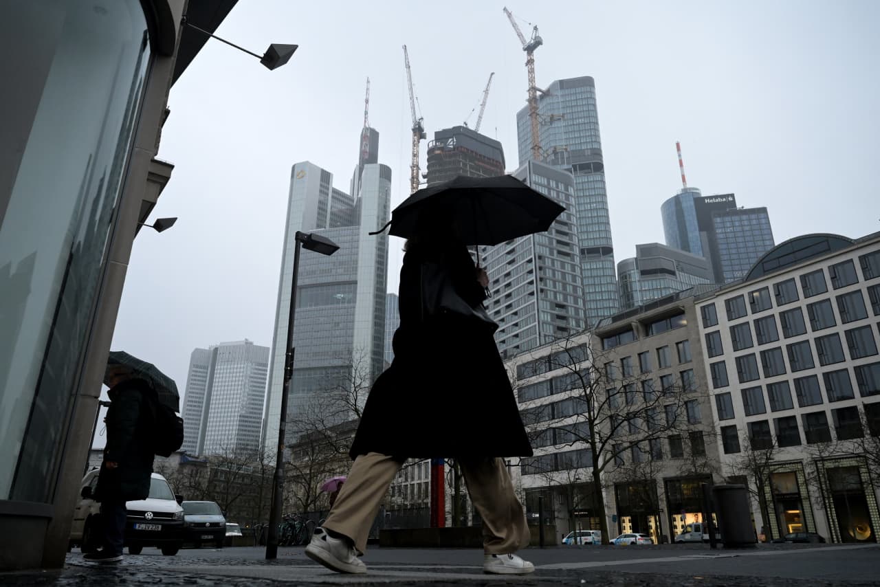 German Ifo business sentiment index idles as services sector falters