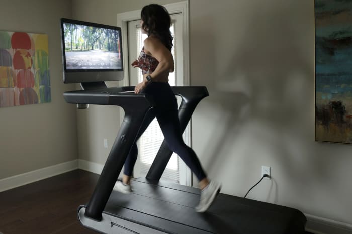 Does the peloton treadmill best sale fold up