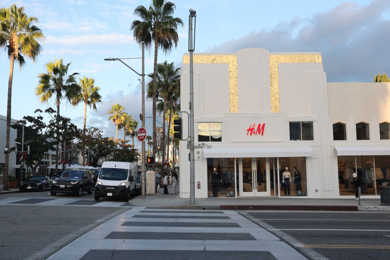 H&M shares decline as clothing retailer warns of discounts