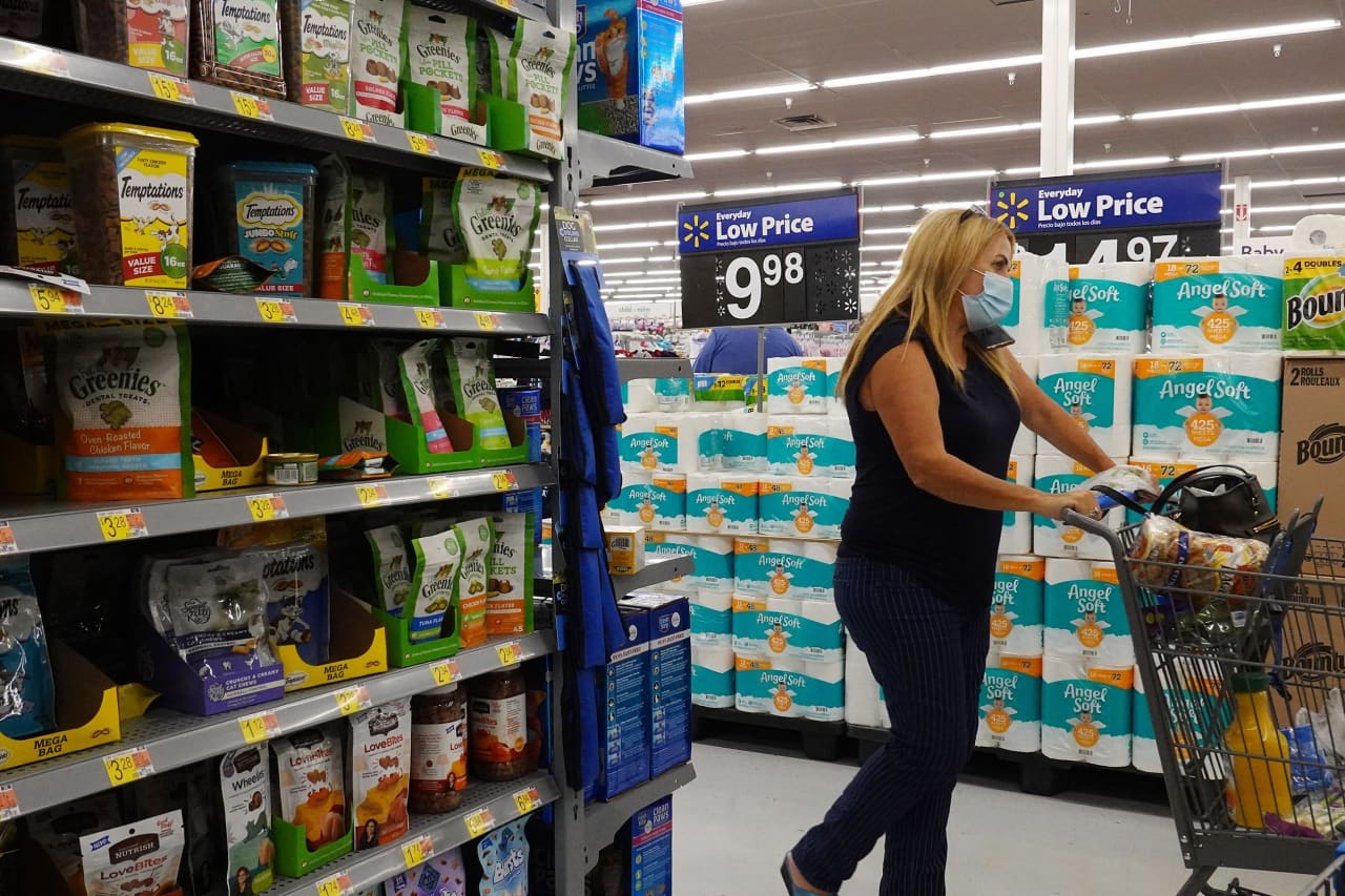 Walmart preview: With inflation a top concern, Walmart is closing