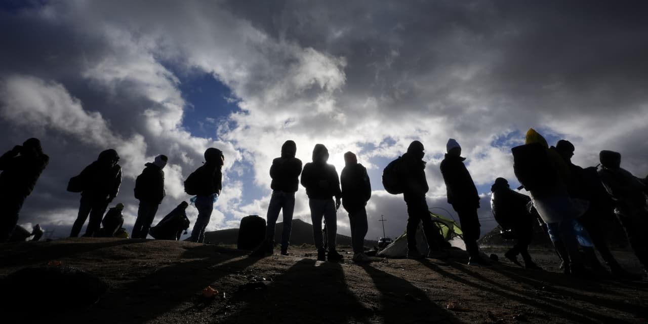 Arrests for illegal border crossings from Mexico to U.S. plunge by 50% from December - Vimarsana News