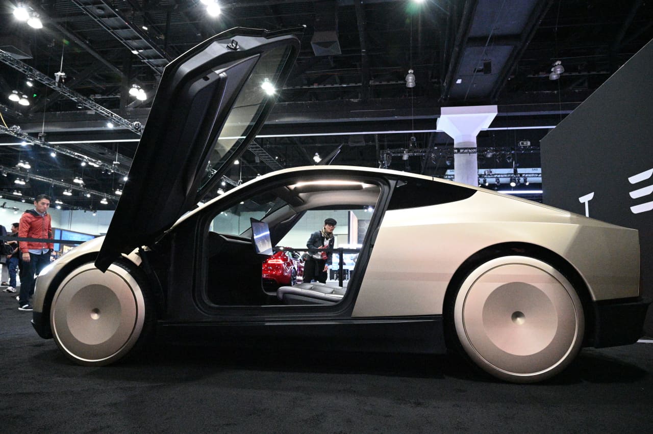 Tesla’s stock climbs to highest price in years. Here’s why it can keep going.
