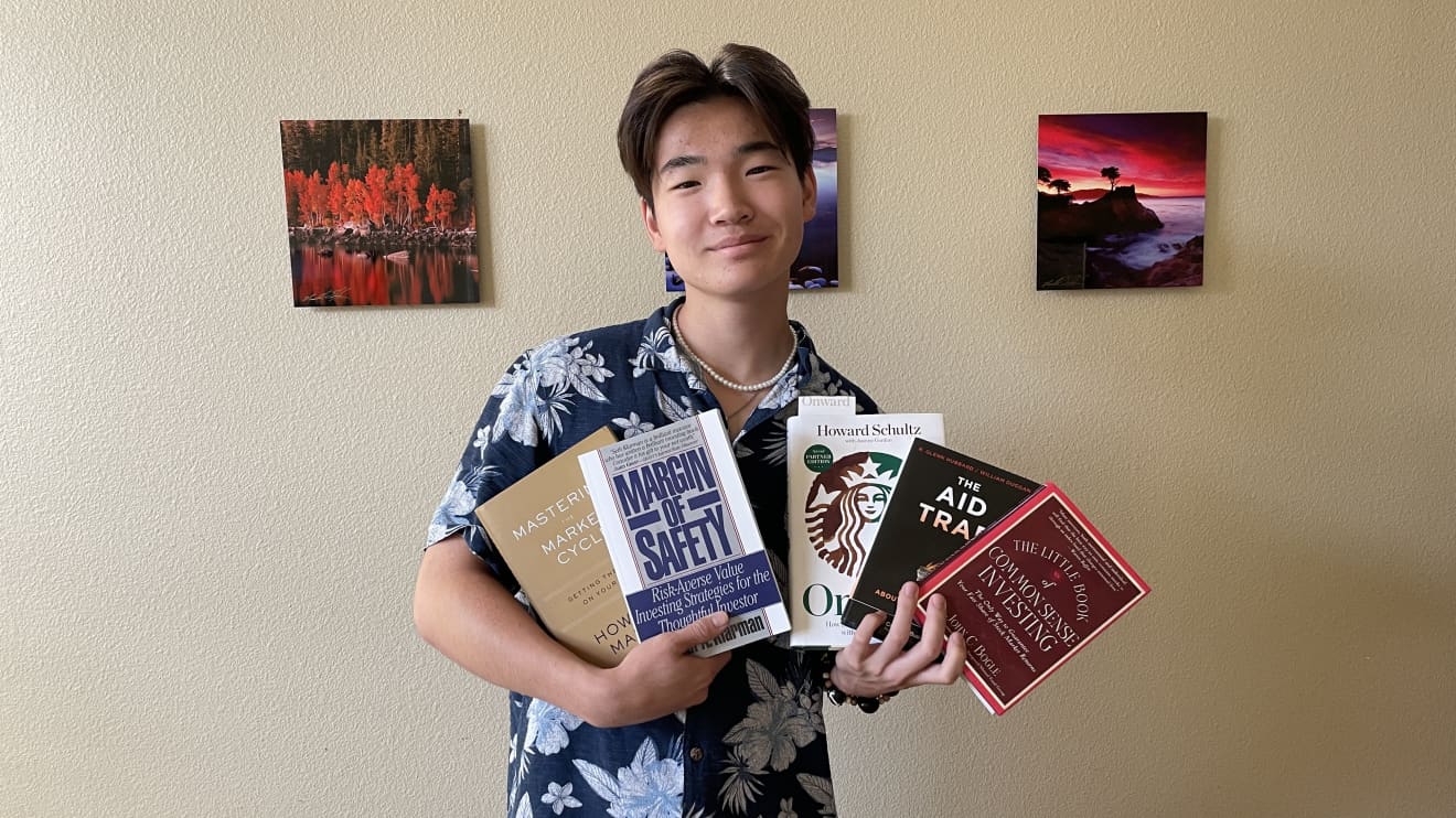 This California teen chats with such financial heavyweights as John Paulson  and Howard Marks for his podcast - MarketWatch