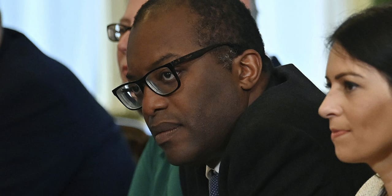 Según los informes, el nuevo canciller británico Kwarteng quiere eliminar el tope de las bonificaciones de los banqueros.