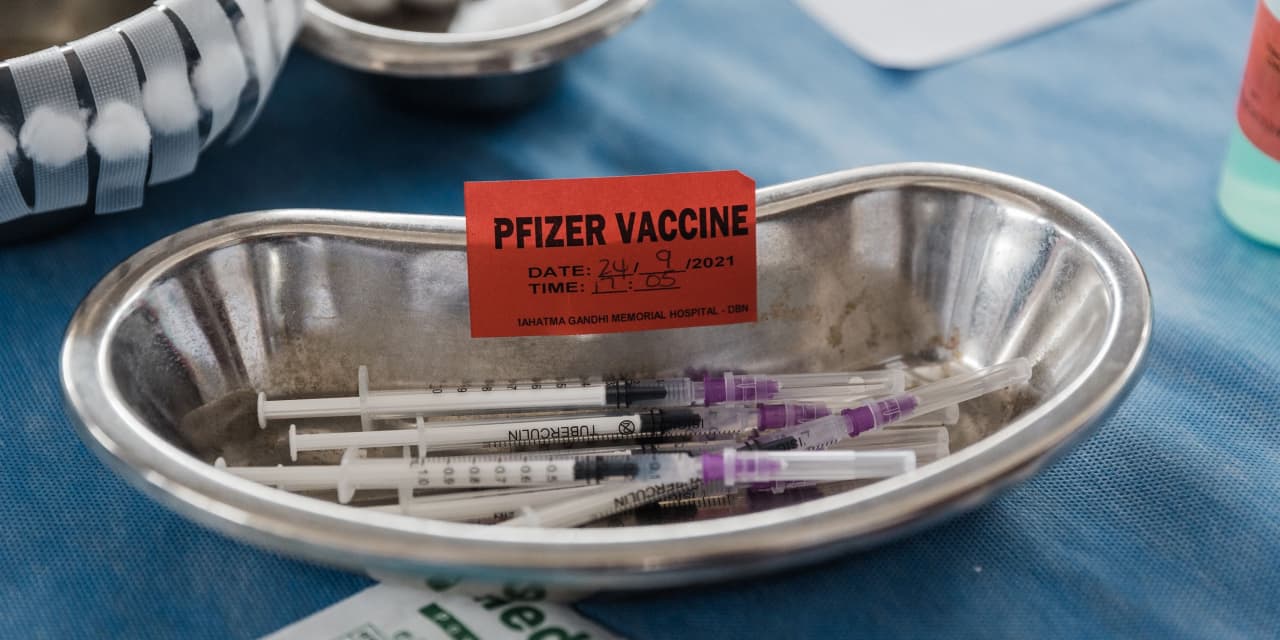 La FDA dice que la vacuna de 3 inyecciones de Pfizer es segura para niños menores de 5 años, antes de la reunión del panel que también revisará el régimen de 2 inyecciones de Moderna