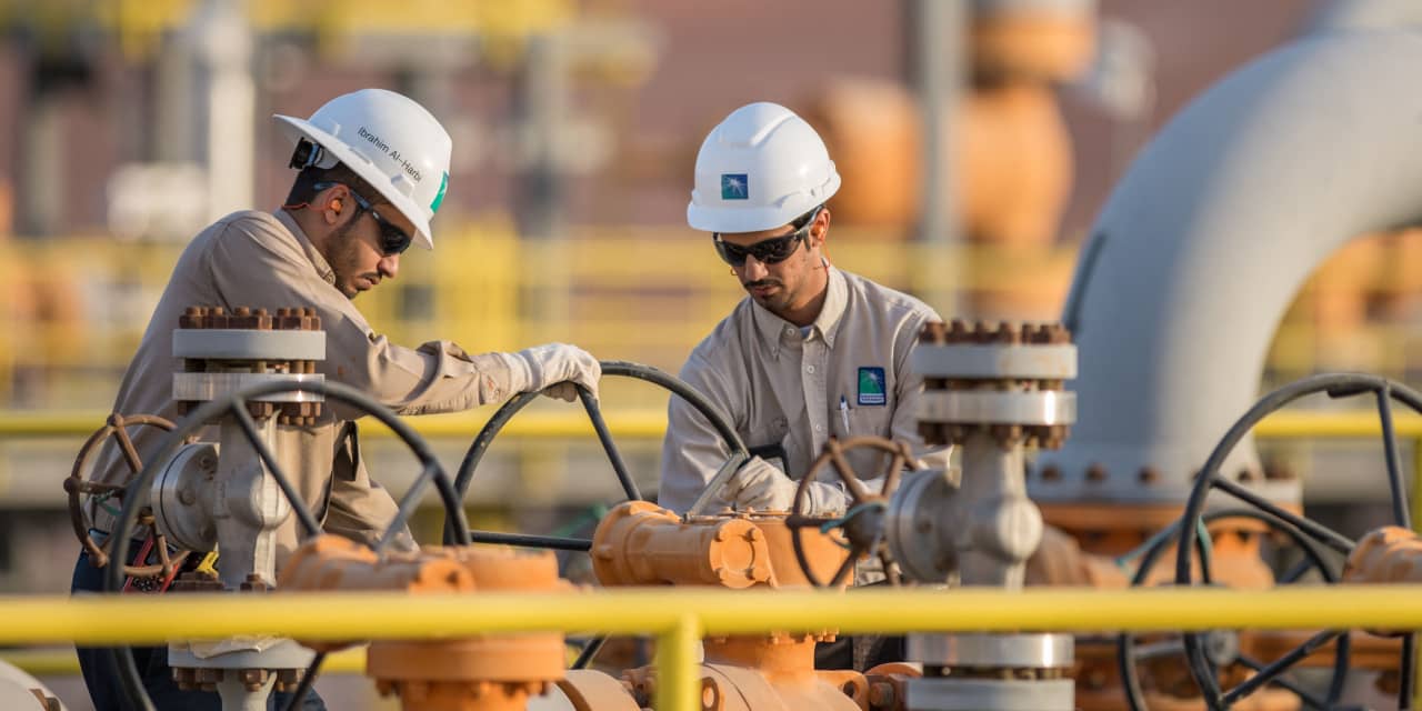 Debido a la debilidad de los precios del petróleo, los saudíes redujeron los precios del crudo en todas las regiones.