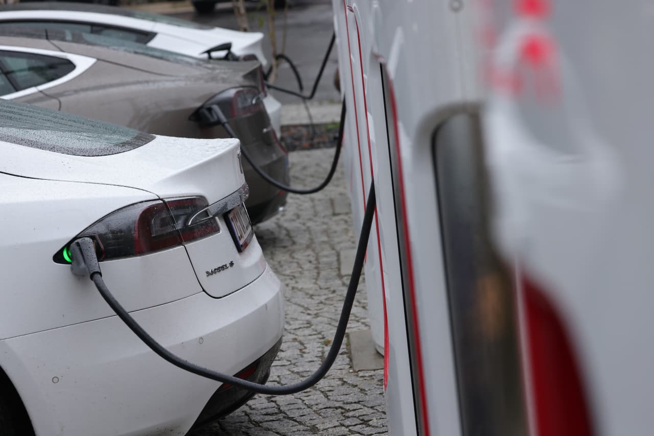 Tesla stock closes at record on the heels of Uber-Hertz deal 