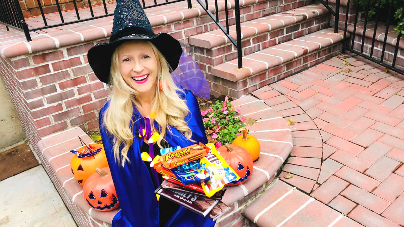 Does anyone in your neighborhood hand out FULL size candy bars on Hall, COSTCO Finds