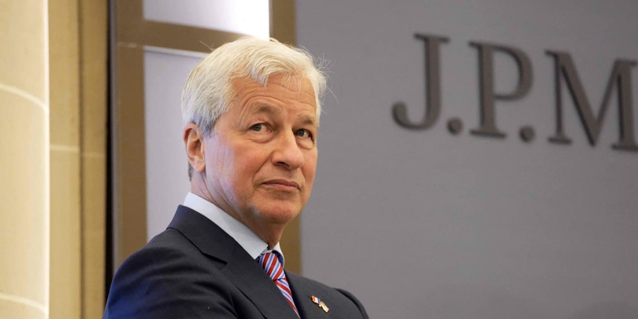 Expect more than 4 rate increases in 2022, and a lot of market volatility, says JPMorgan’s Dimon: ‘If we’re lucky’ the Fed can engineer a “soft landing.”‘
