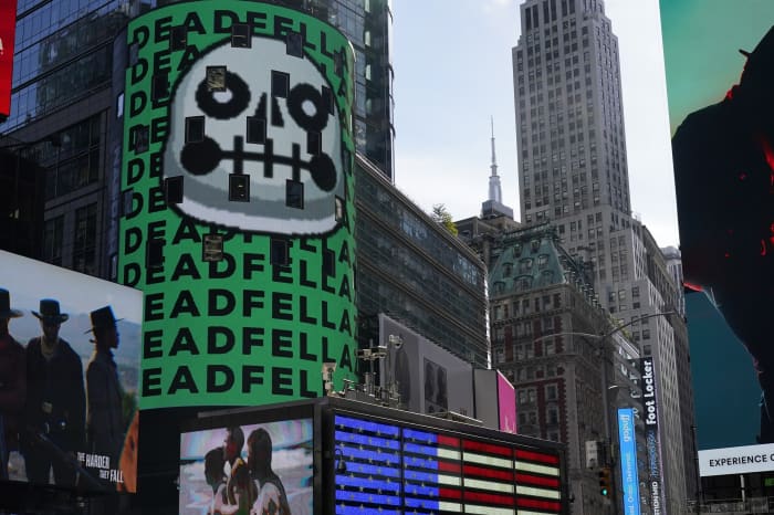 NFT'er vises på et billboard på Times Square i New York 2021.