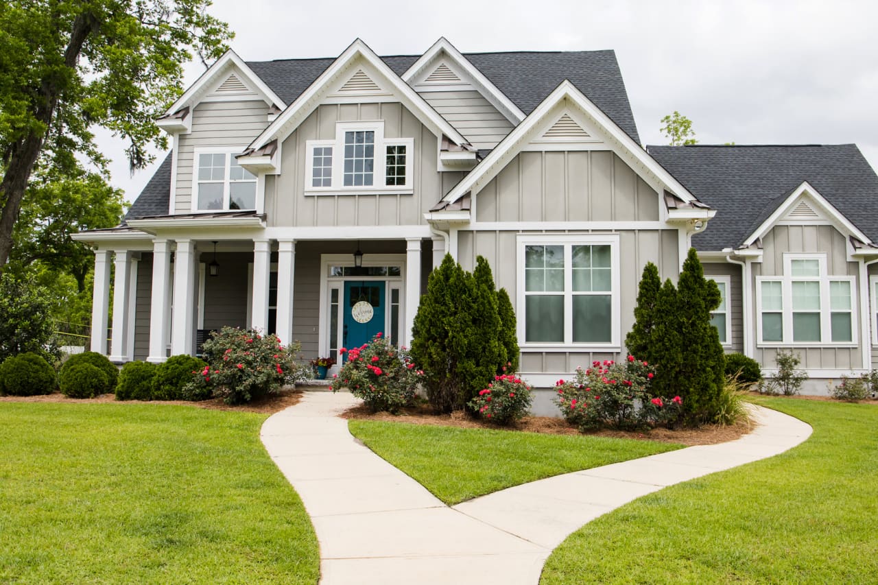 Mortgage rates fall to the lowest level in four months, while refinances jump 15%