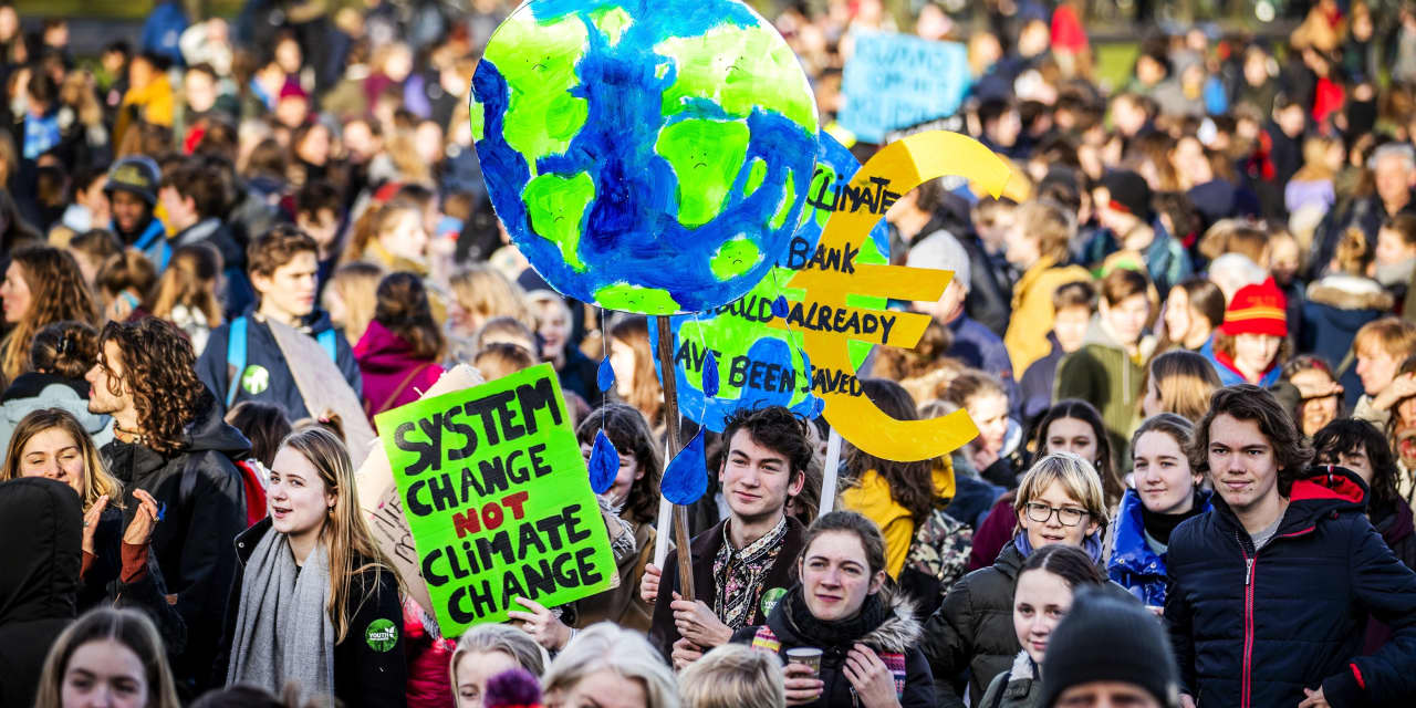 #: Wall Street could crumble under the weight of a ‘carbon bubble,’ these groups warn