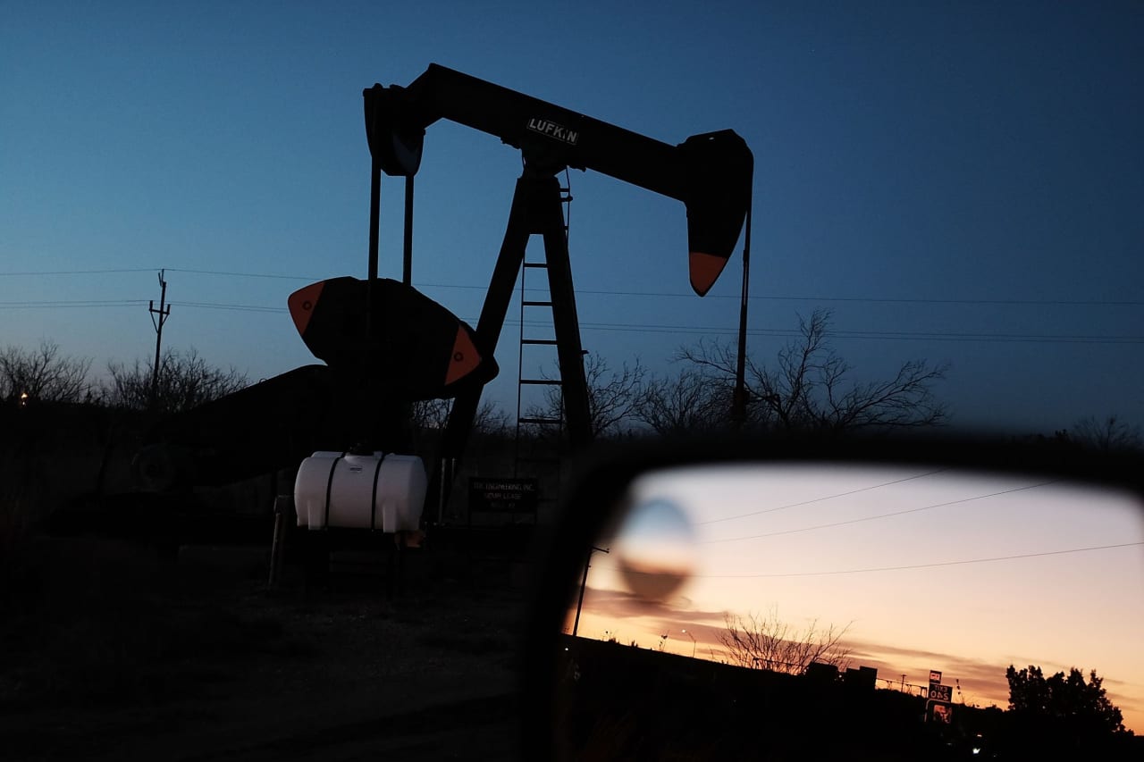 Oil prices pull back but remain set for strong weekly gains