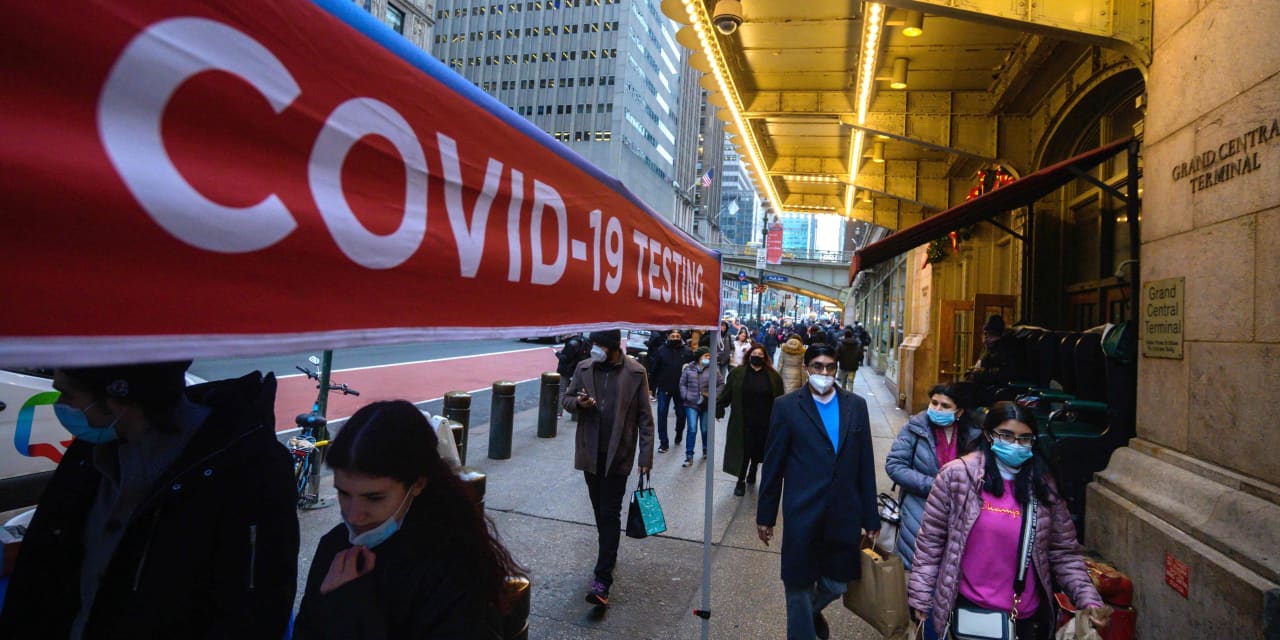 El Dow Jones cerró más de 260 puntos el miércoles y las acciones registraron su segunda ganancia consecutiva, ya que los temores de Omicron disminuyen.