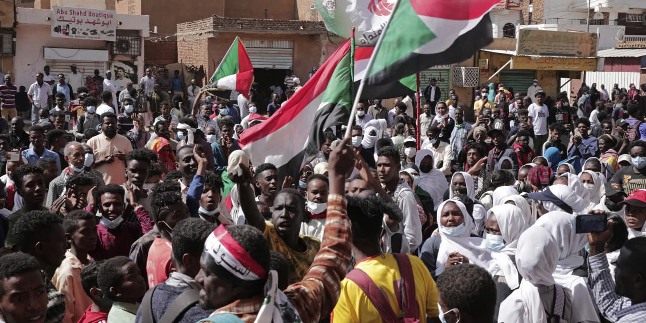 Sudan rivals pledge evacuation help, U.S. diplomats airlifted