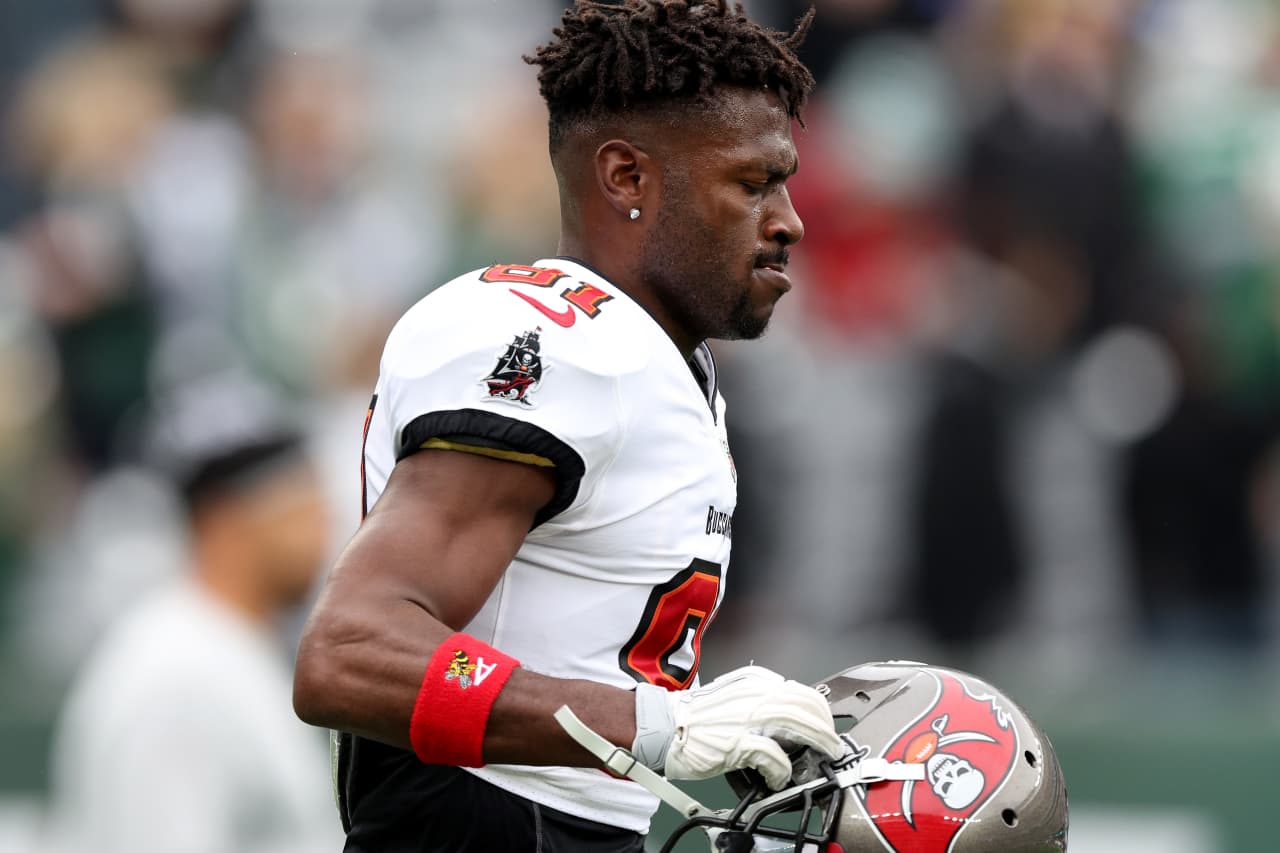 Antonio Brown Booted From Tampa Bay Buccaneers After Mid-Game