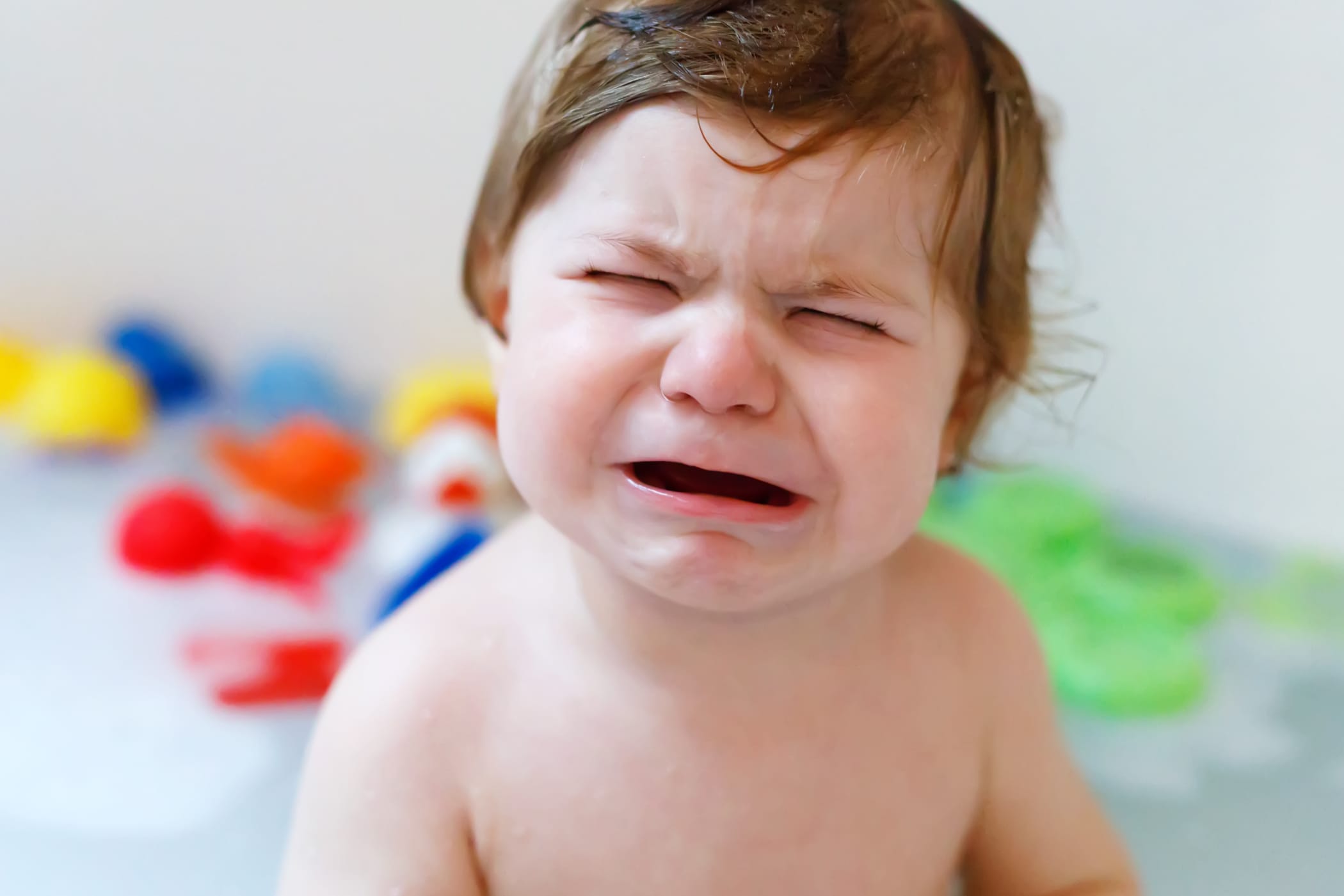 малыш купается. ребенку год боится купаться. ребенок боится воды. ребенок боится воды в бассейне. ребенку год боится купаться.