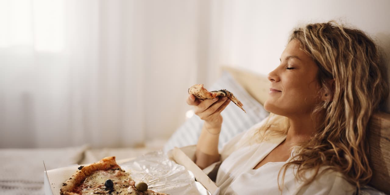 ¿Estás buscando comida saludable?  Agregue puré de papas, pasta y pizza al menú.
