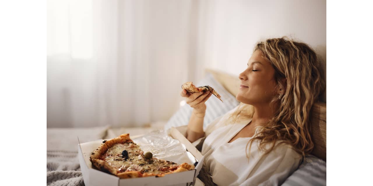 ¿Estás buscando comida saludable?  Agregue puré de papas, pasta y pizza al menú.