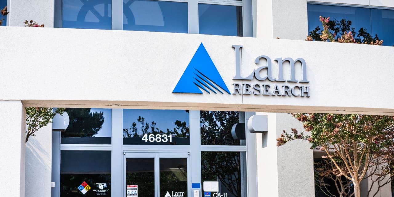 Después de que el fabricante de equipos de chips ASML elevó su perspectiva, las acciones de Lam Research subieron antes de su propio informe de ganancias.