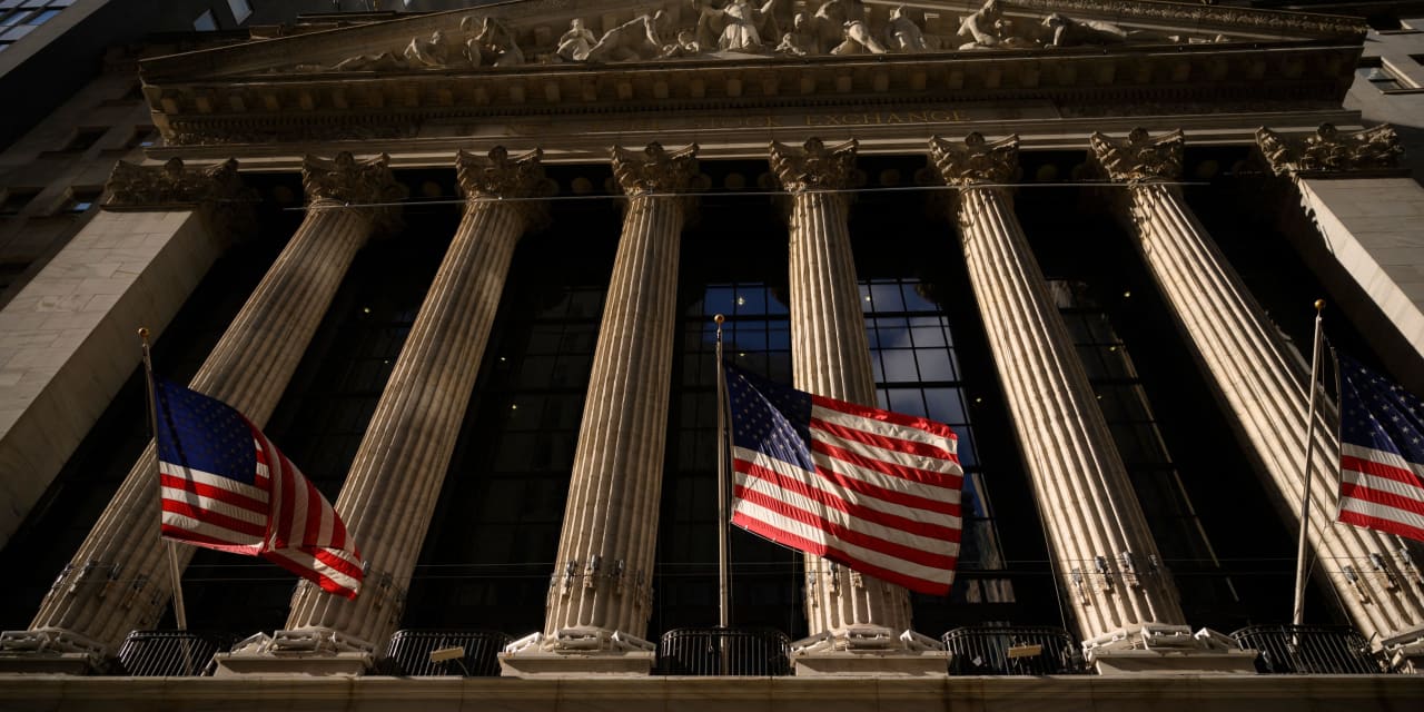 Los futuros de acciones suben mientras Wall Street amenaza con poner fin a una racha de pérdidas de 8 semanas