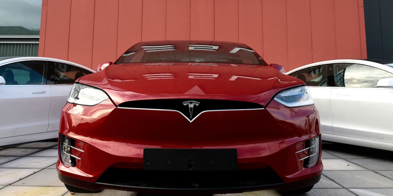 The Tesla stock falls when the electric car manufacturer throws “curve balls” at bulls
