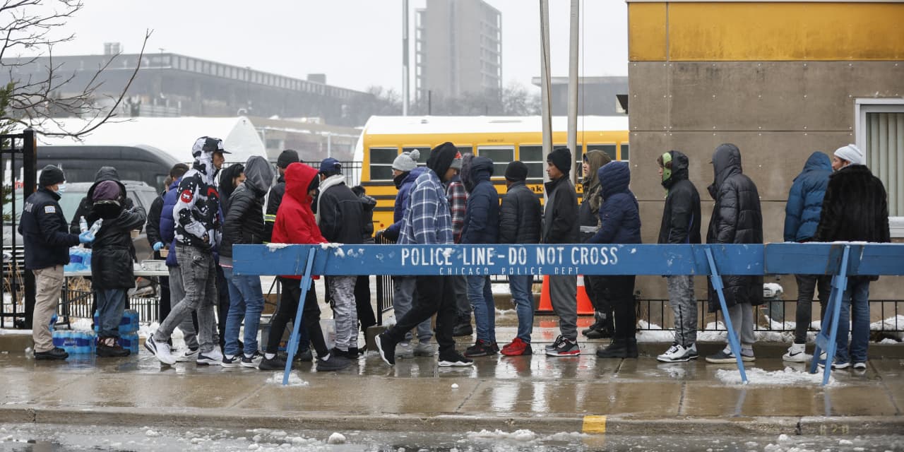 Texas bus company sues Chicago over city rules governing migrant drop-offs - Vimarsana News