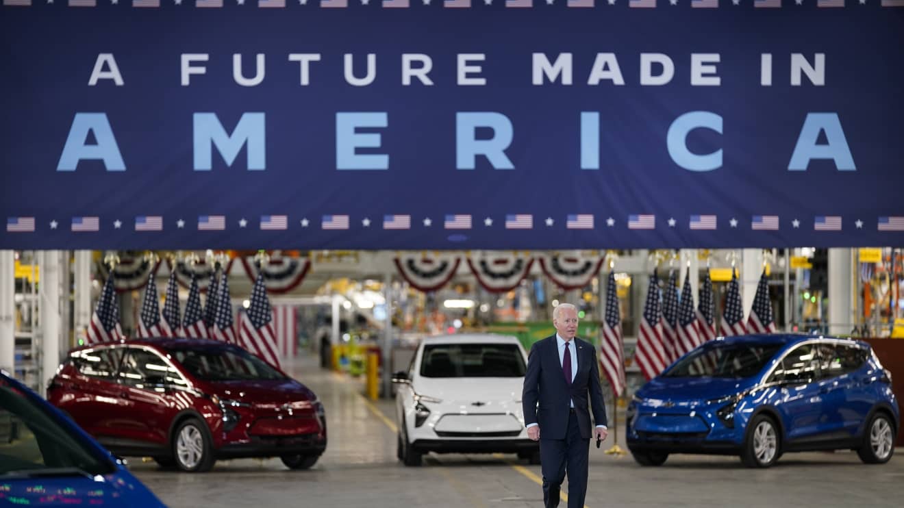 Tổng thống Joe Biden đến phát biểu trong chuyến thăm nhà máy lắp ráp xe điện ZERO của General Motors Factory vào ngày 17 tháng 11 năm 2021, tại Detroit. Ảnh: ASSOCIATED PRESS.