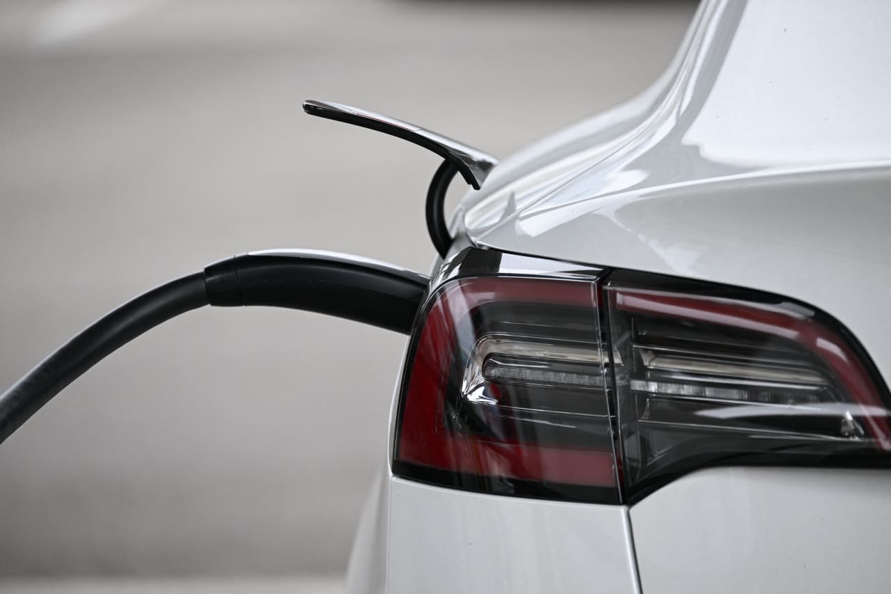 Battery metal manufacturer Umicore lowers guidance due to sluggish electric vehicle market