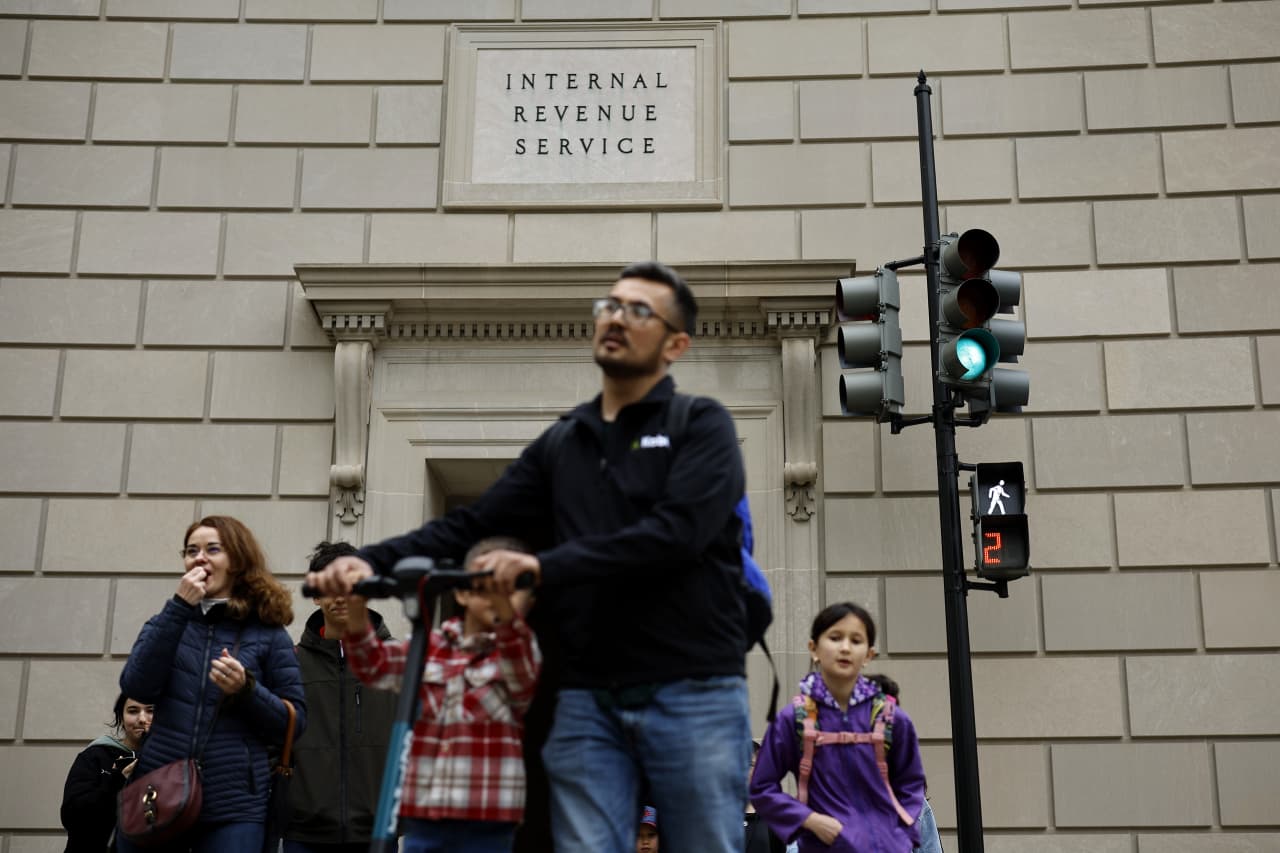 How soon can you file your 2024 income-tax return? Here’s your 2025 tax-season road map.