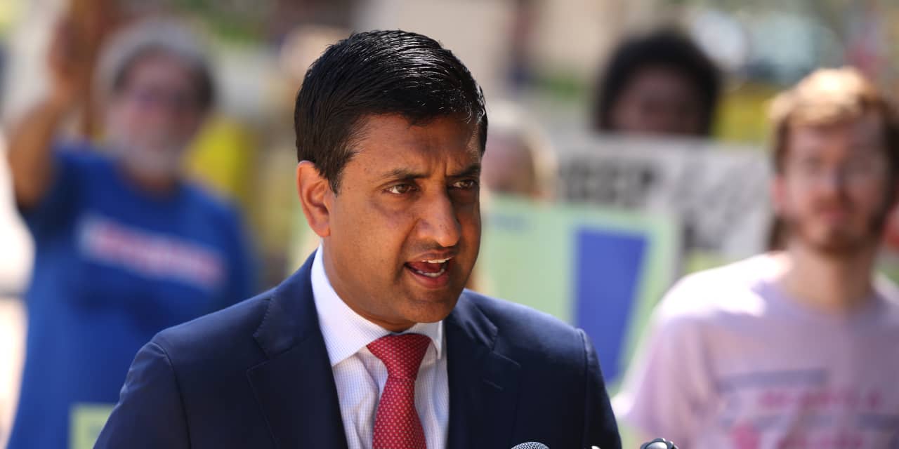 Photo of Rep. Ro Khanna defends fundraiser at David Sacks's home after supporting Silicon Valley Bank bailout