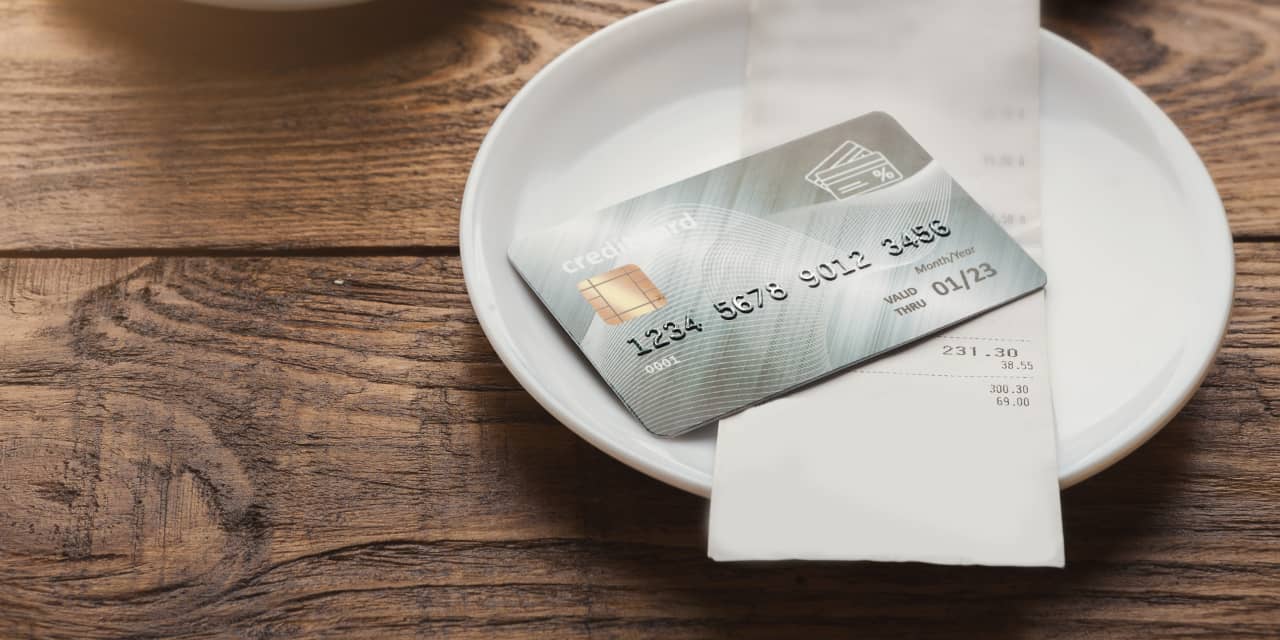 Budget reveals NYC couple invested K at dining establishments, and Reddit is feeding on it up