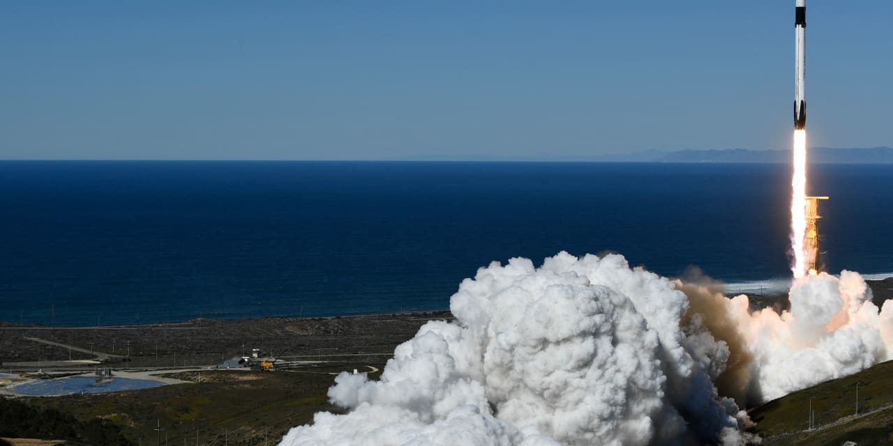 SpaceX loses 40 new satellites after geomagnetic storm knocks them out ...
