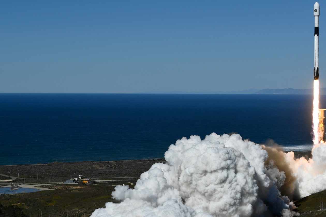 SpaceX loses 40 new satellites after geomagnetic storm knocks them out ...