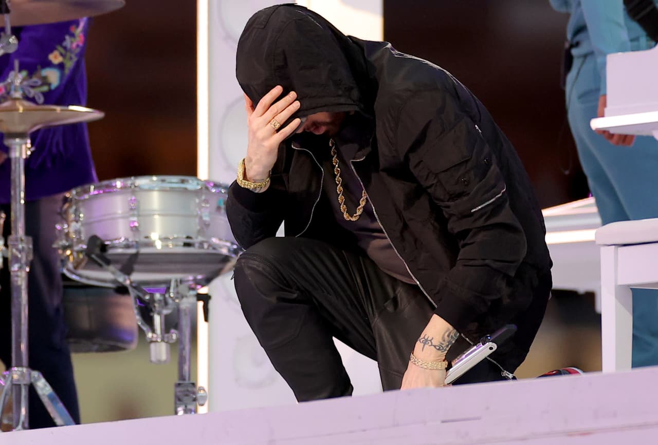 Super Bowl halftime show 2022: Eminem took a knee, hip-hop took over