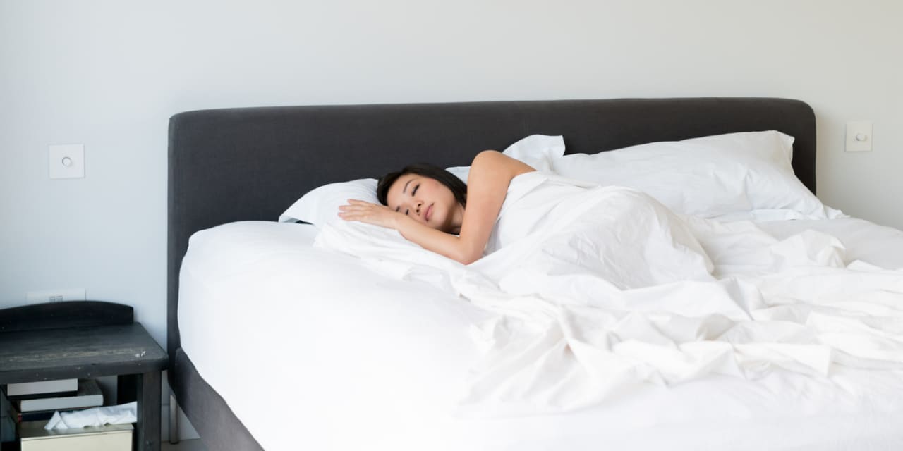 #Help Me Sleep: 5 best cooling comforters, according to sleep coaches and professional reviewers