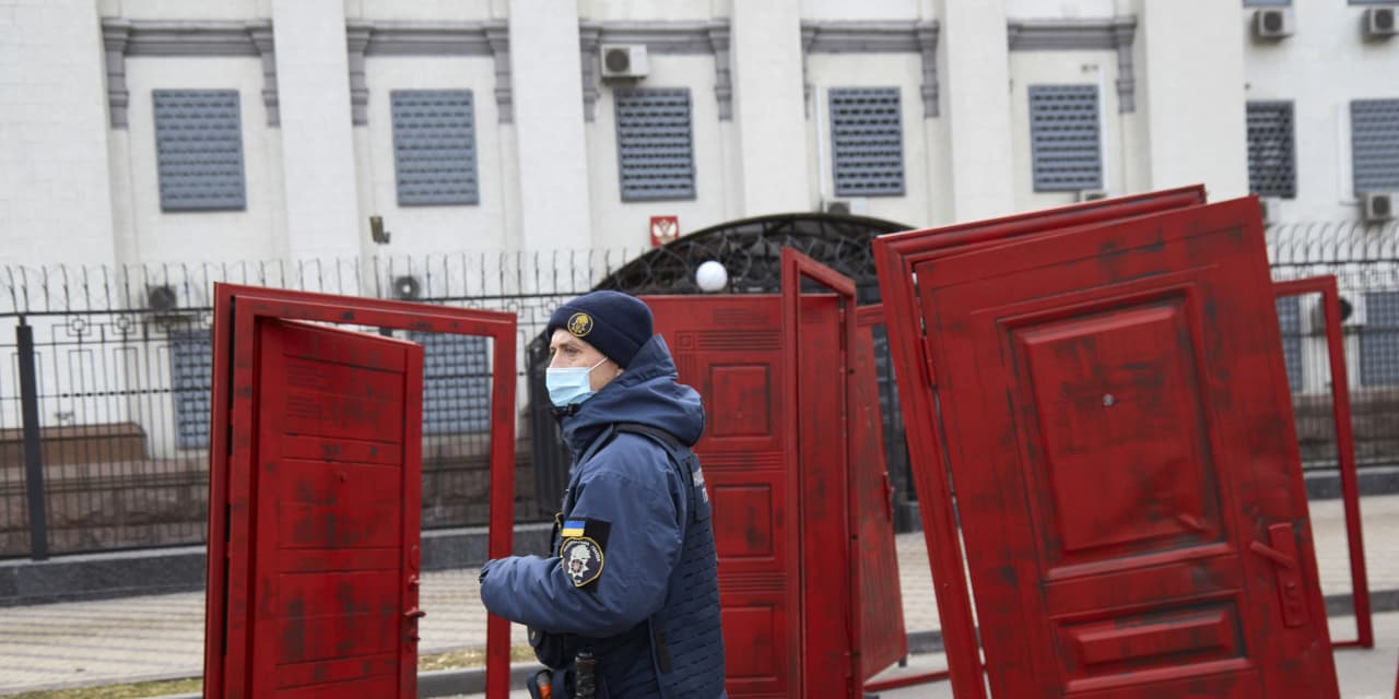 #Futures Movers: Dow futures sink about 500 points as Putin orders deployment of troops to eastern Ukraine