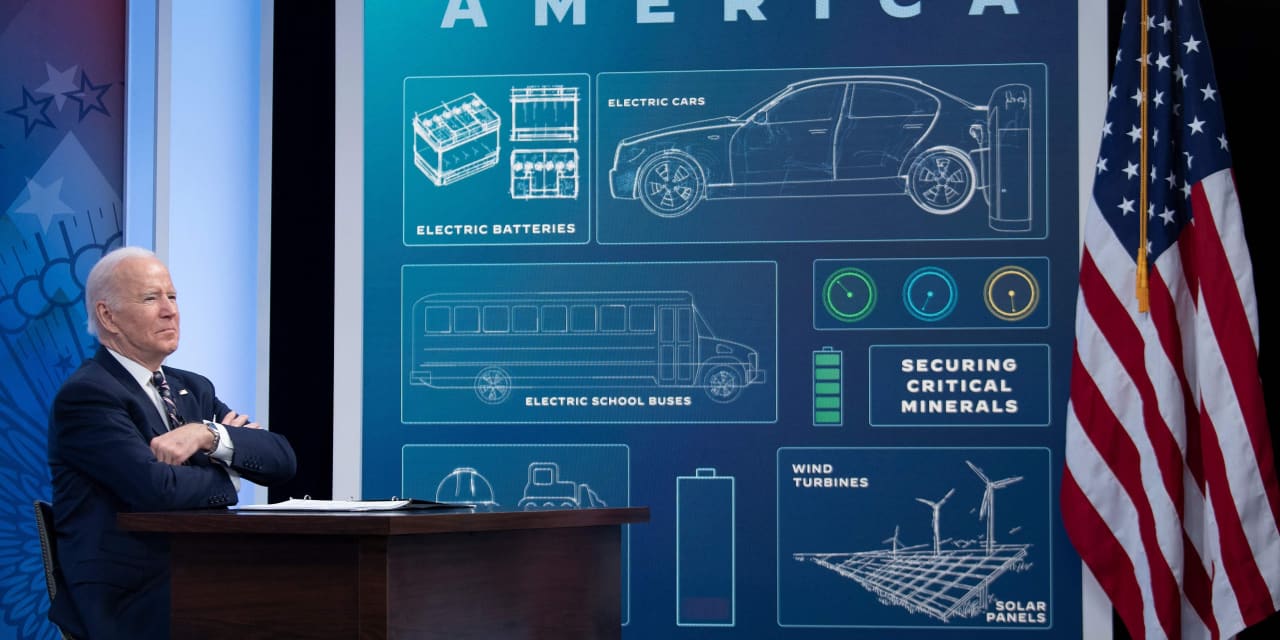 Biden impulsará la cadena de suministro de metales para teléfonos, vehículos eléctricos y energía eólica para ayudar a acabar con la dependencia exterior