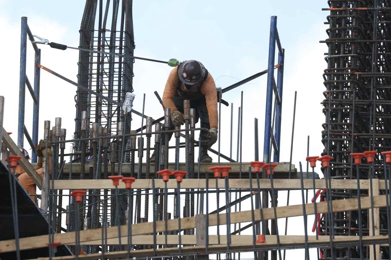 Jobless claims rise to highest level since October, but not from tariff war