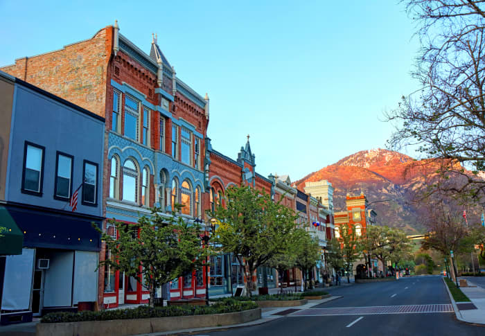 Some homes in Provo, Utah received 50 offers at the peak of housing boom. Economists warn of many overvalued property markets - News Opener