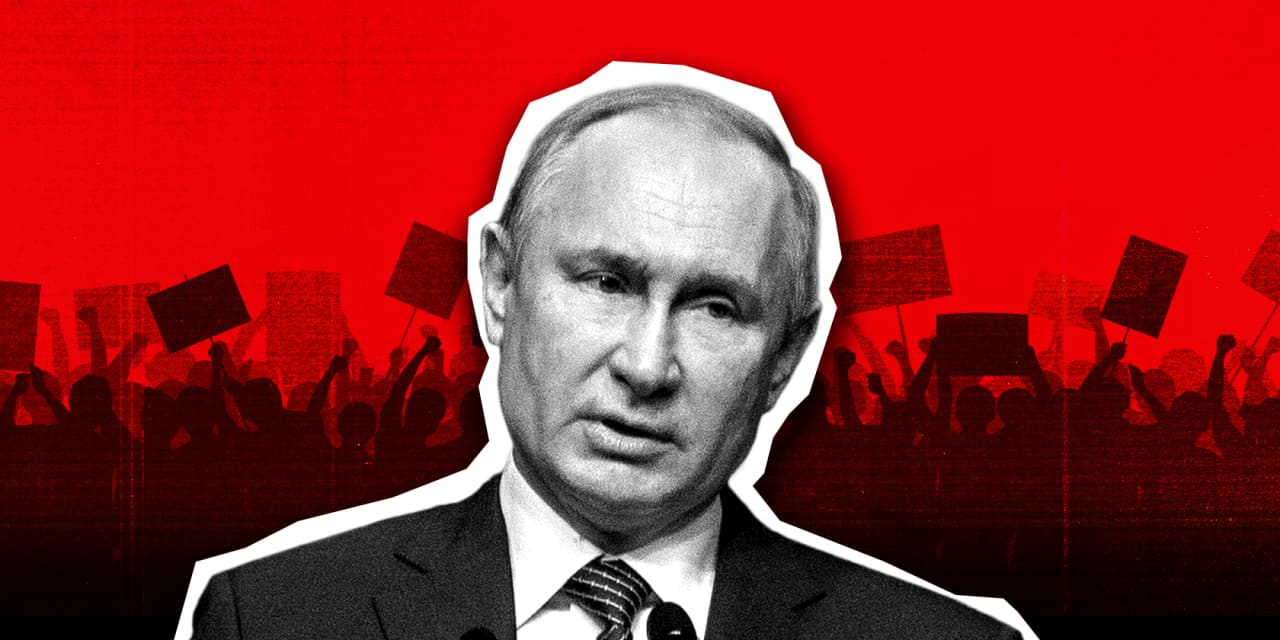 #: After years of living in Moscow, I have bad news: No one should expect the Russian people to suddenly rise up against Putin now