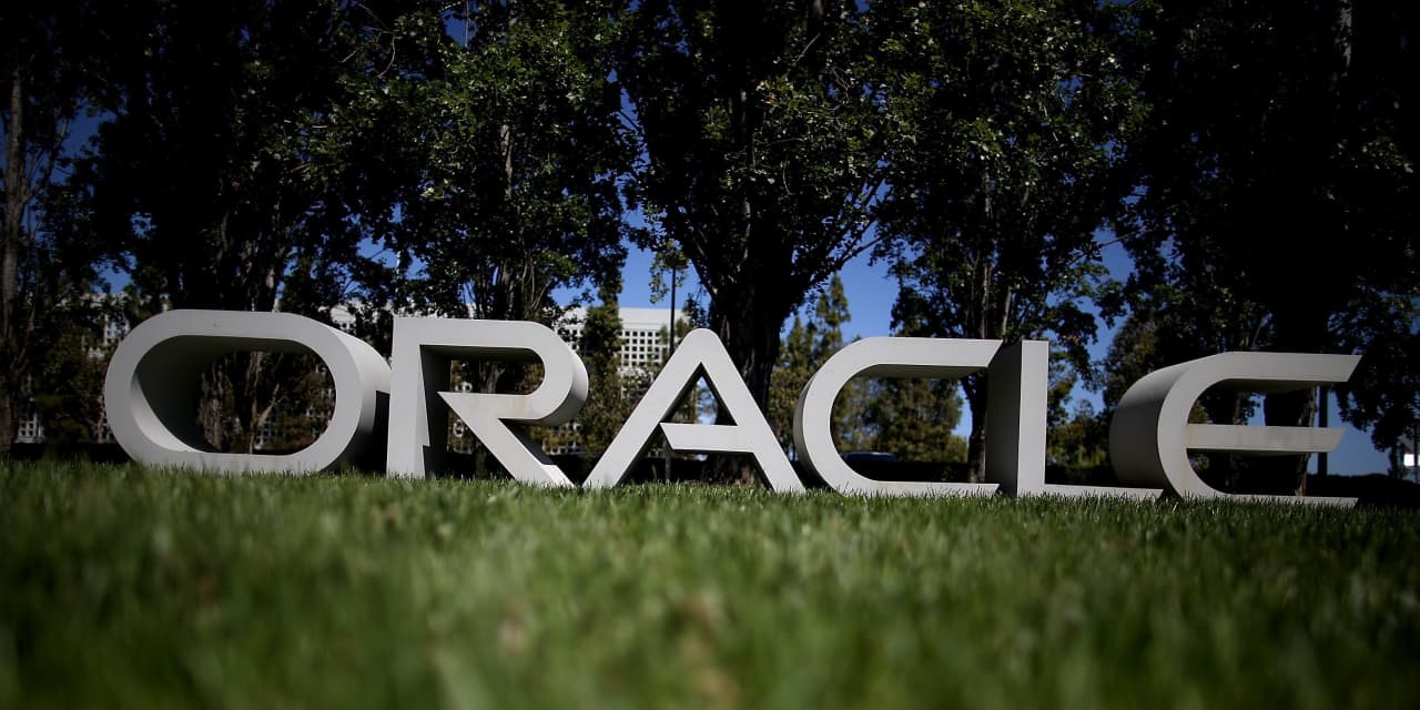 Oracle pierde los resultados de ganancias y las previsiones a medida que el dólar fuerte pasa factura