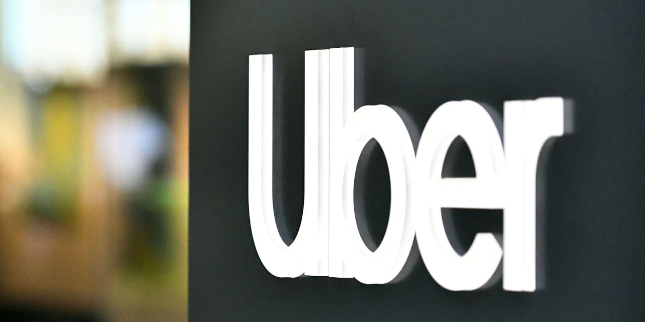 Uber está agregando un recargo temporal por combustible para compensar los altos precios de la gasolina