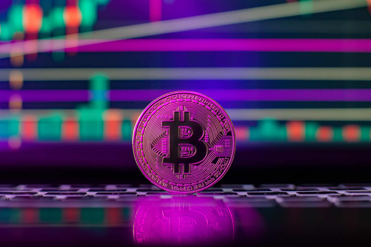 Bitcoin sinks below $90K as large investors sell their holdings and haven seekers go elsewhere